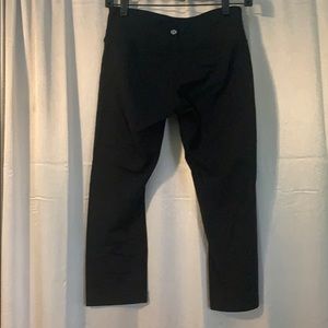 Lululemon Size 6 Black Capri Leggings